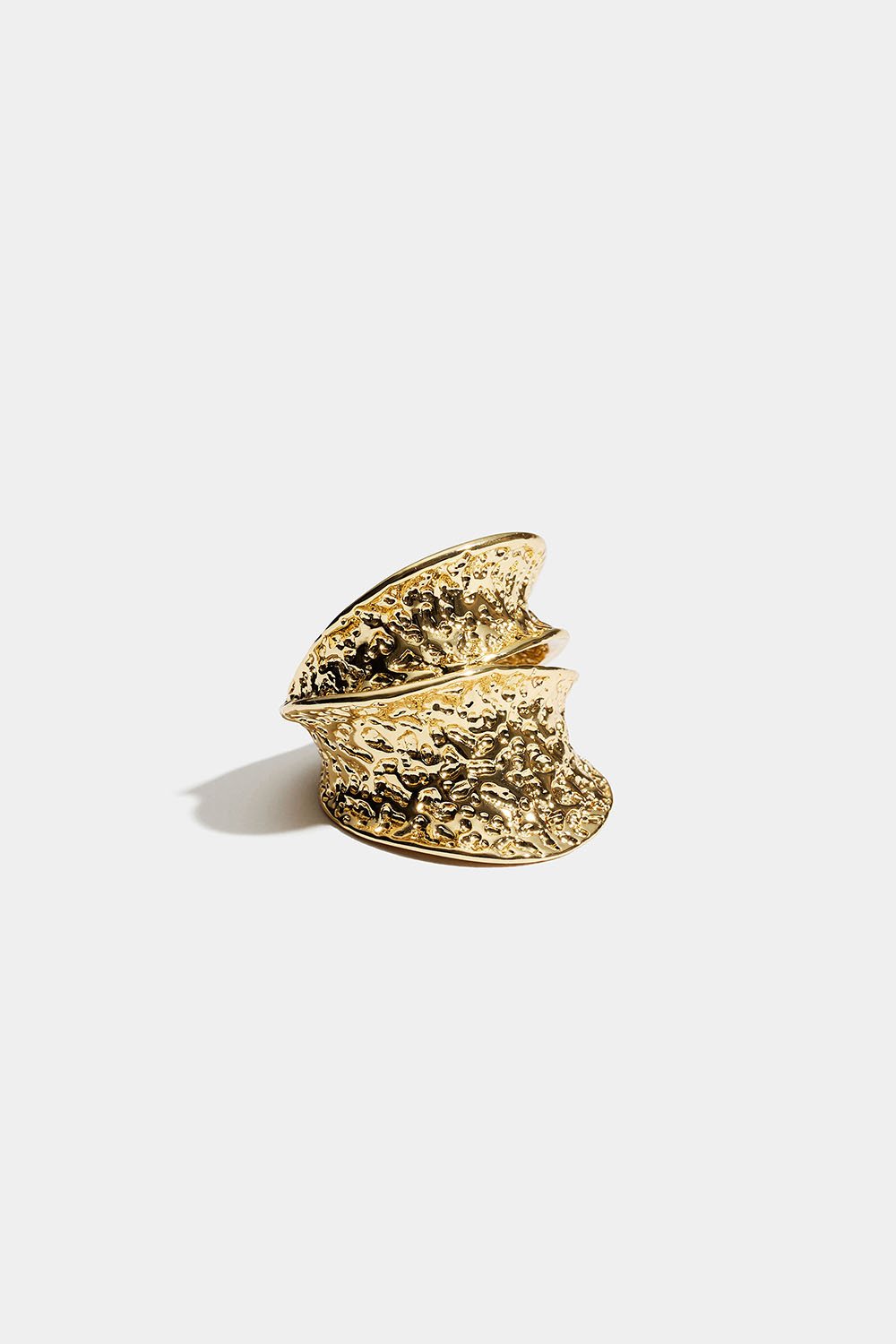 Bred guldfärgad konkav ring med hamrad design