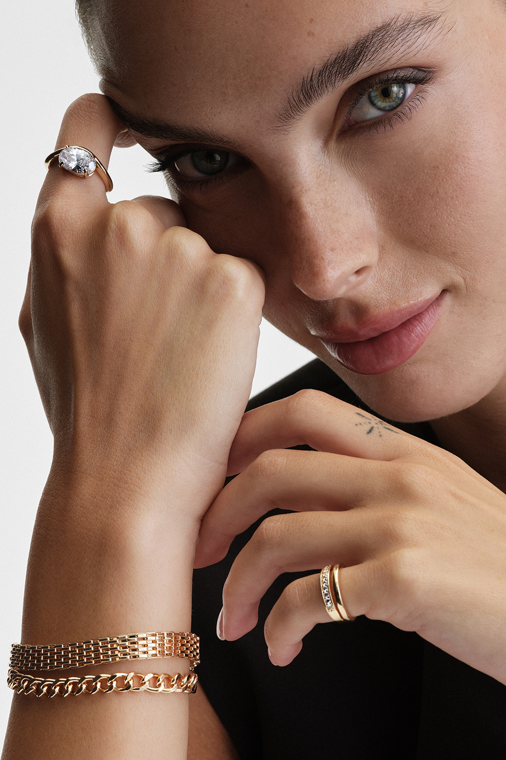 Guldfärgad ring i vågig design med oval glassten