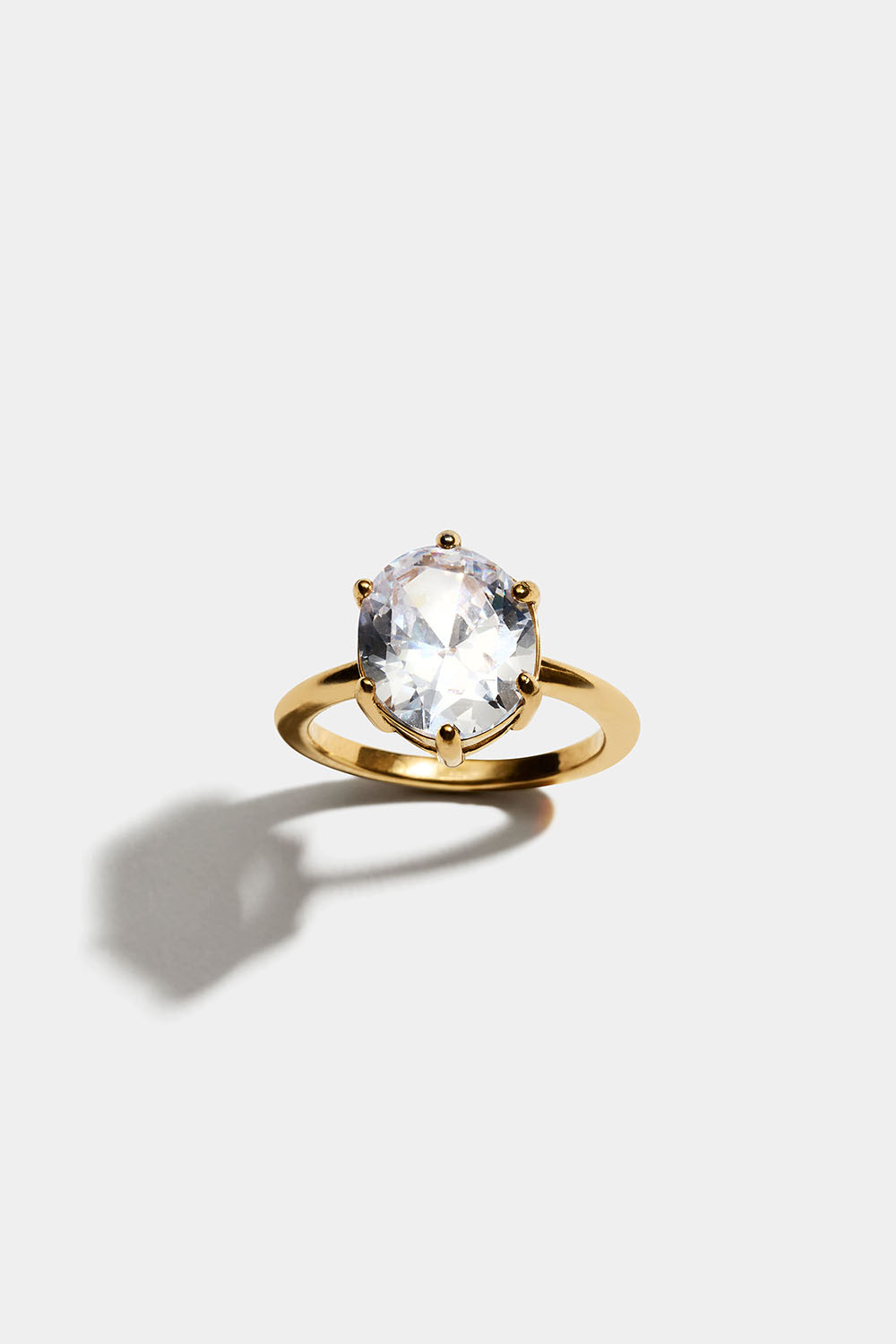 Ring i 18k guldpläterat stål med stor oval Cubic Zirconia
