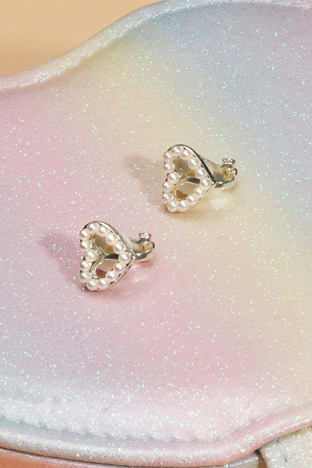 Små hjärtformade clipsörhängen med pärlor