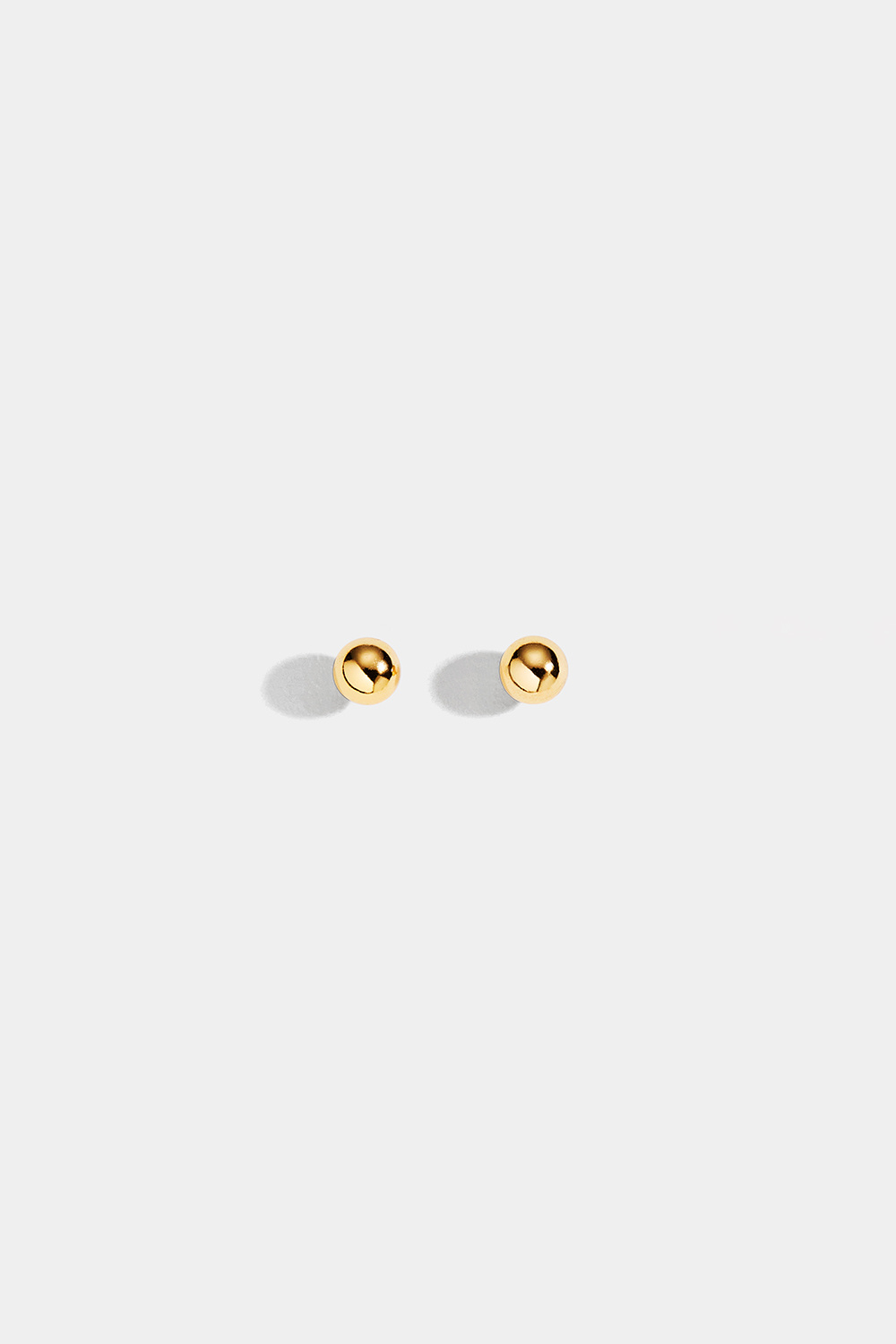 Klassiska pärlörhängen förgyllda med 18K guld, 4 mm