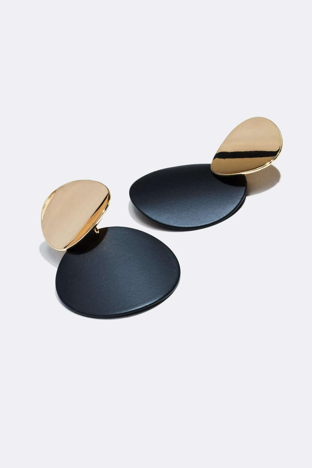 Örhängen med två hängande brickor