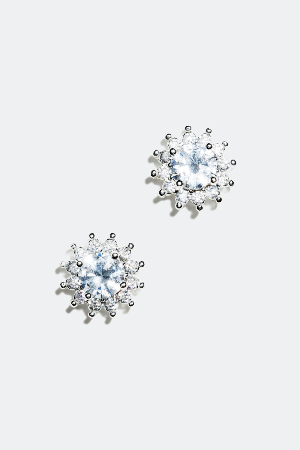 Silverfärgade studs med stenar