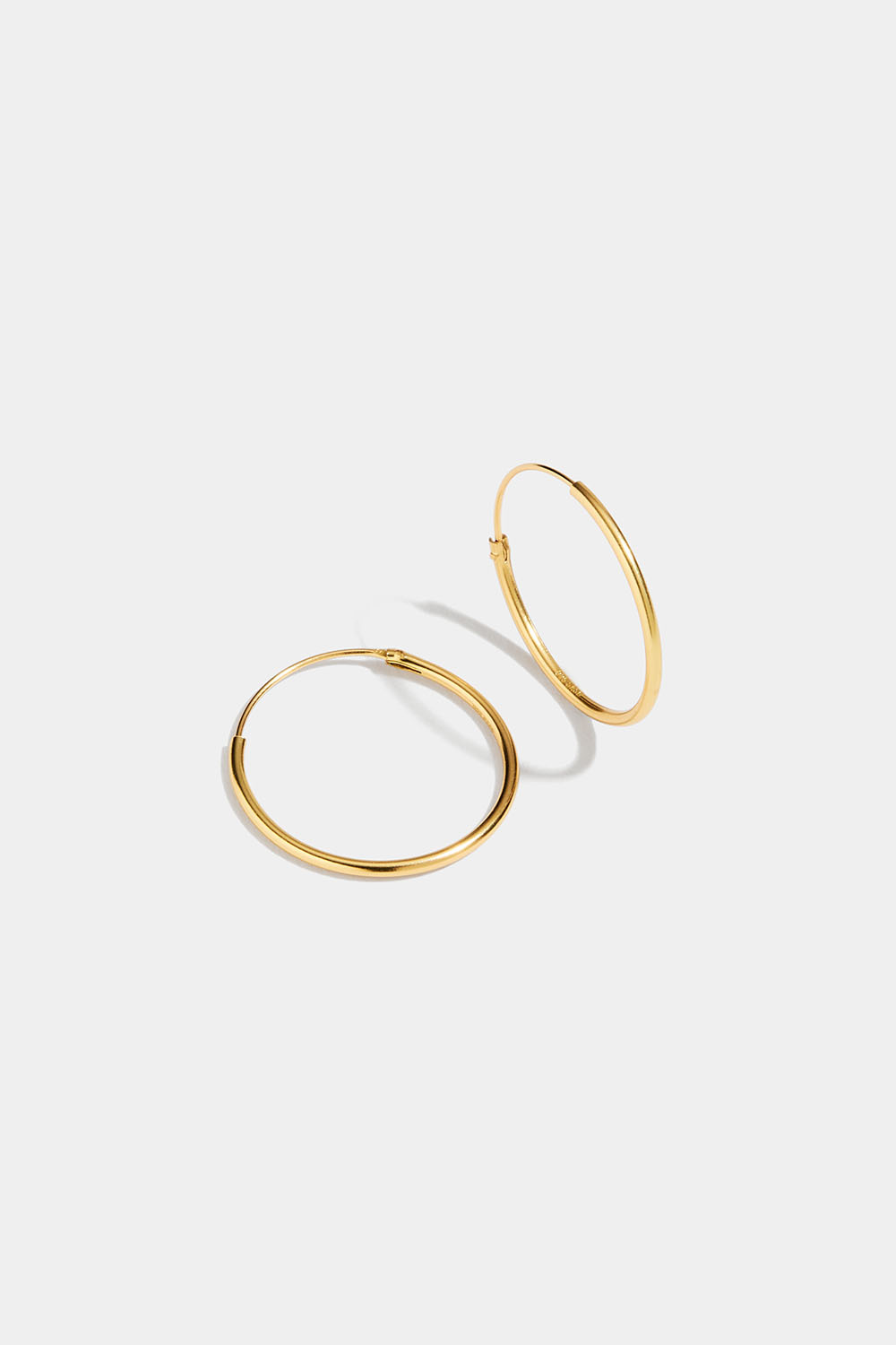 Små tunna hoops i 18k guldpläterat silver, 2 cm