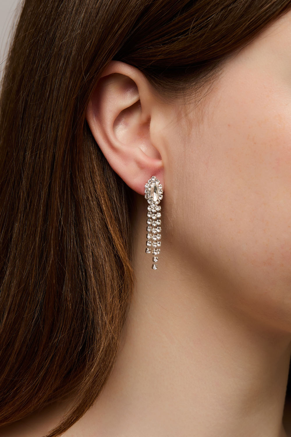 Oval sten med hängande strasslänkar