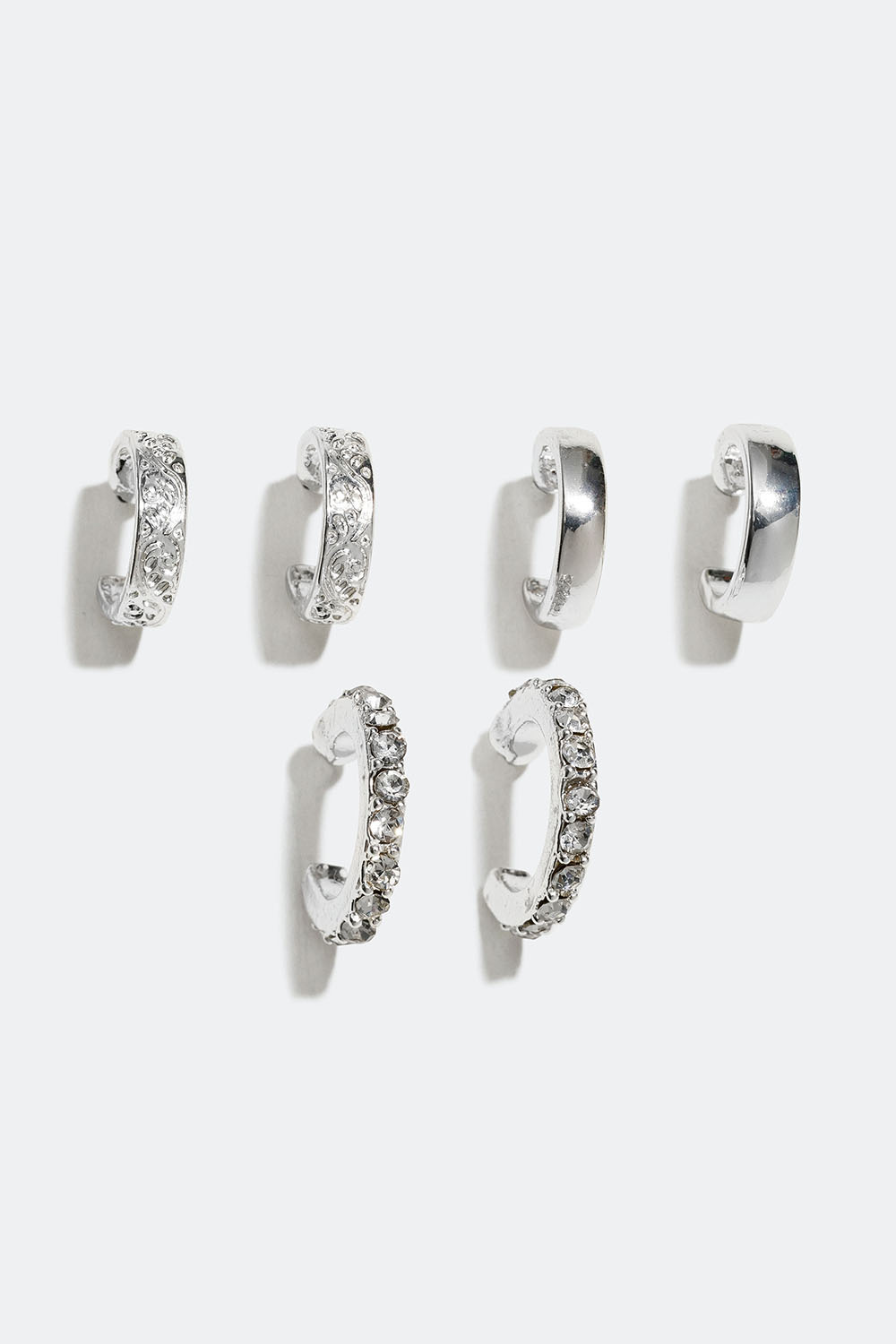 Små creoler med olika strukturer och dekorationer