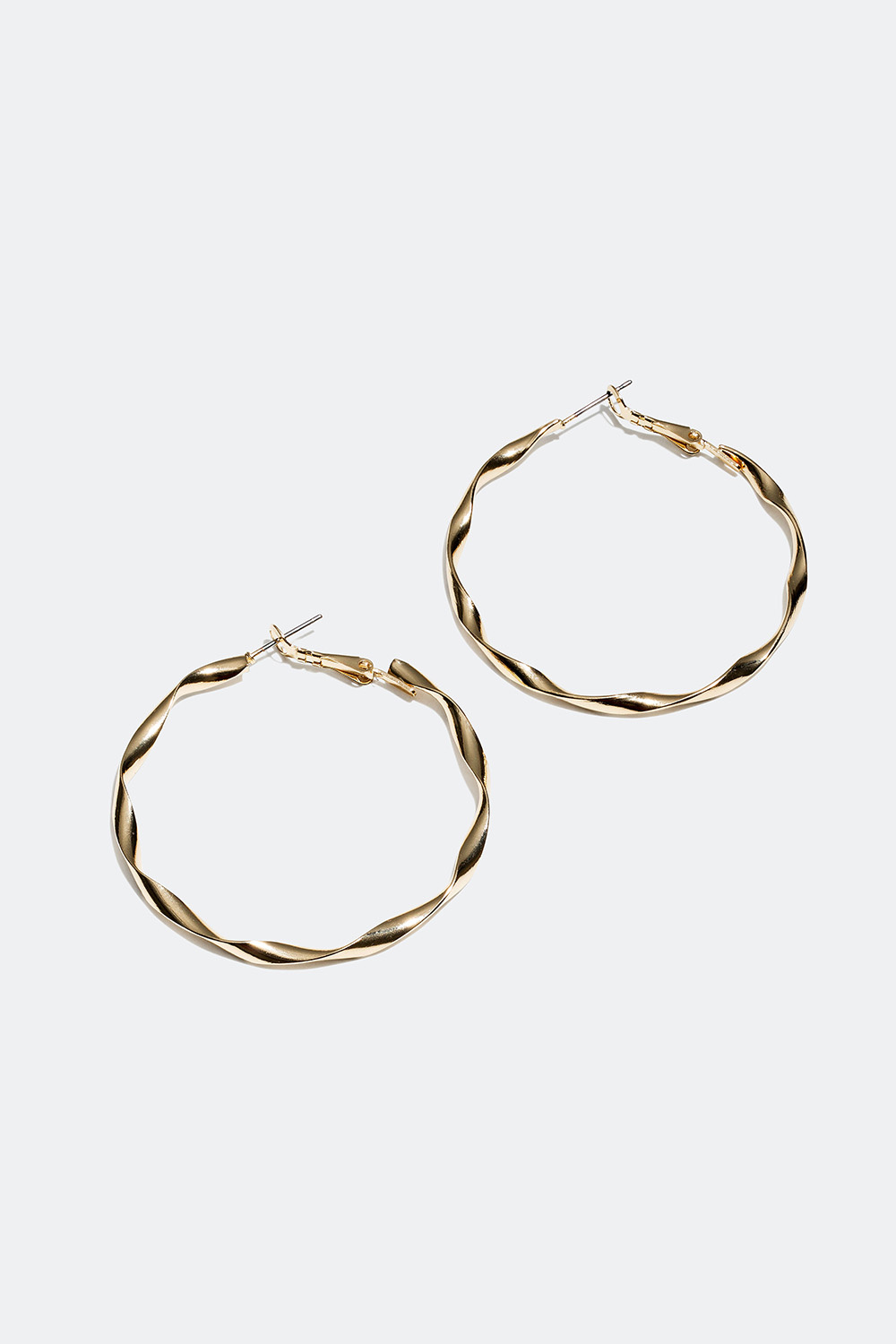 Stora och tunna vridna creoler