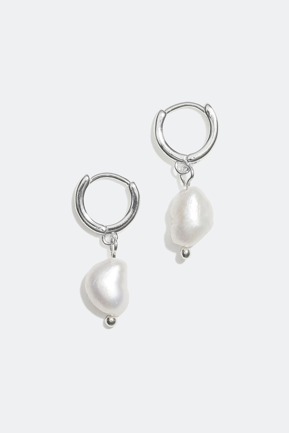 Små creoler med plastpärla