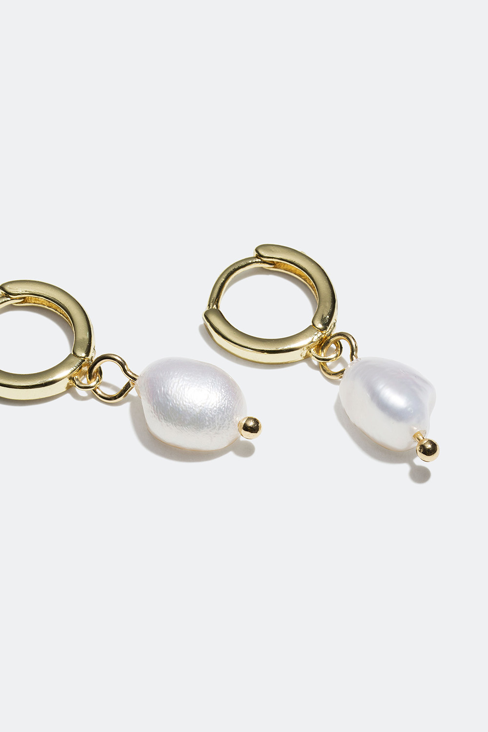 Små creoler med plastpärla