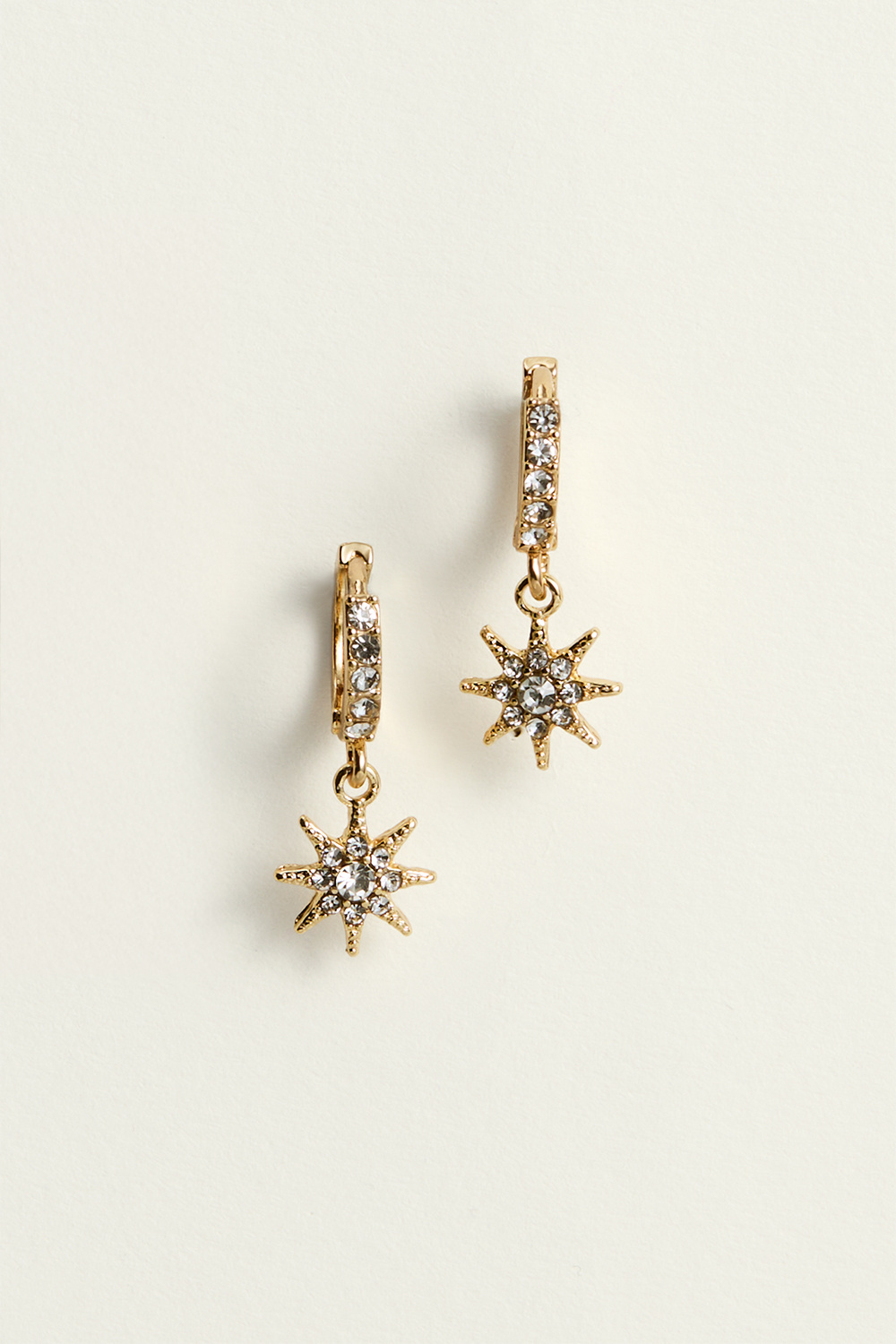 Hoops med stjärnformade hängen och glasstenar