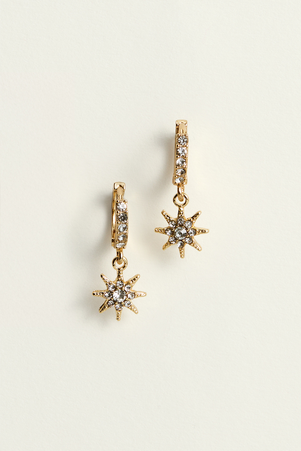 Hoops med stjärnformade hängen och glasstenar