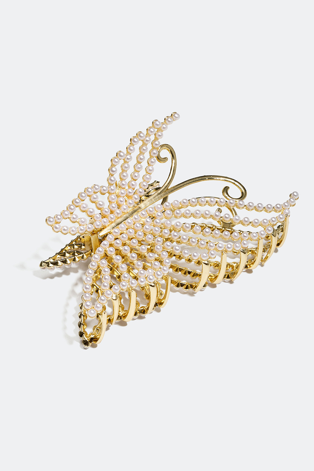 Hårklämma med guldfärgad fjäril och pärlor