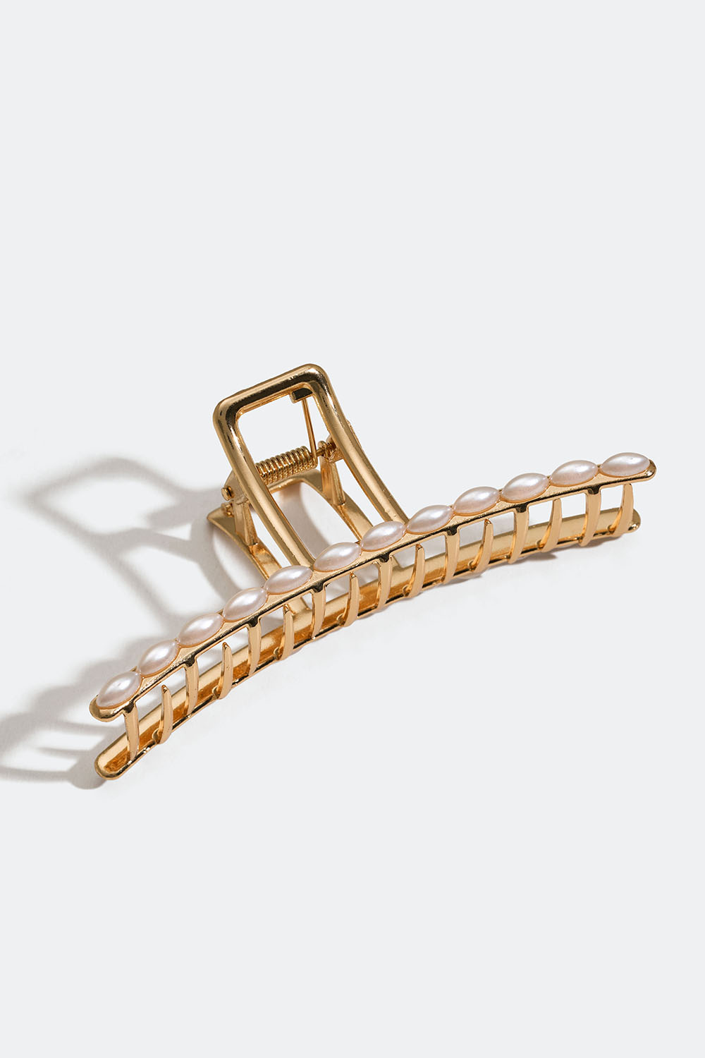 Guldfärgad hårklämma med vita pärlor