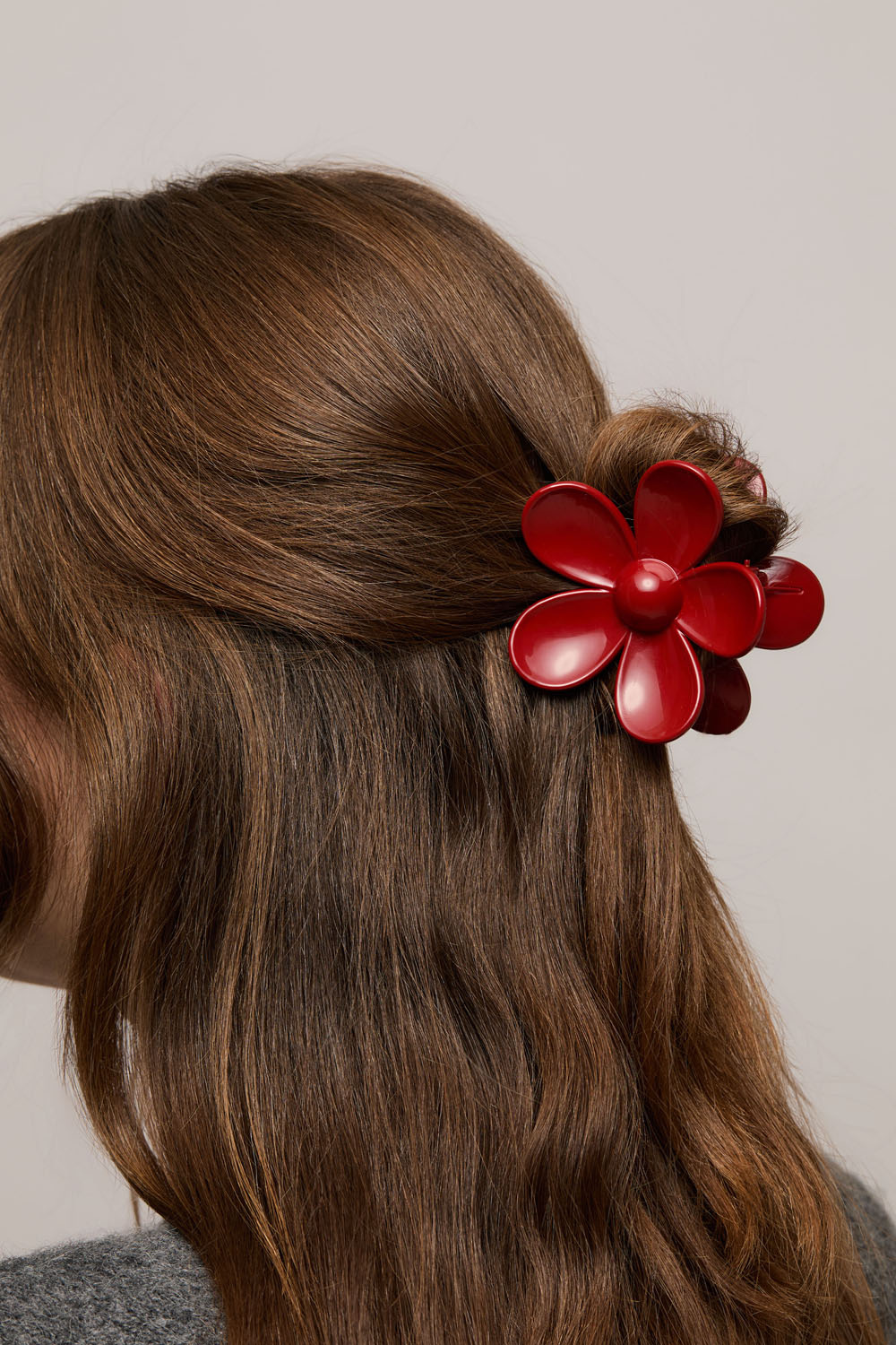 Röd blomformad hårklämma
