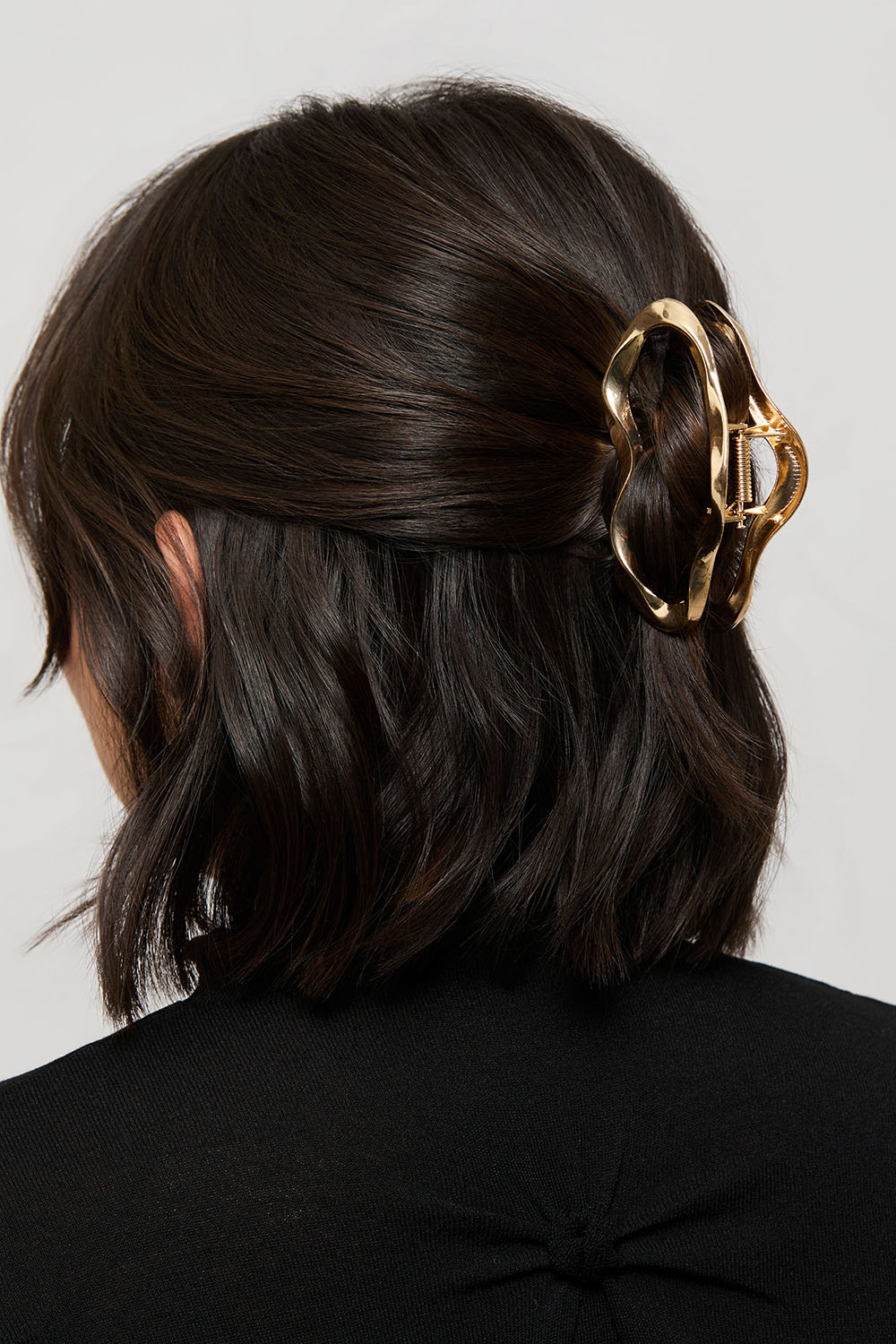 Guldfärgad hårklämma i organisk form