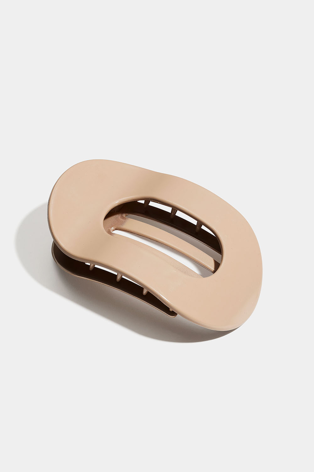 Beige oval platt hårklämma