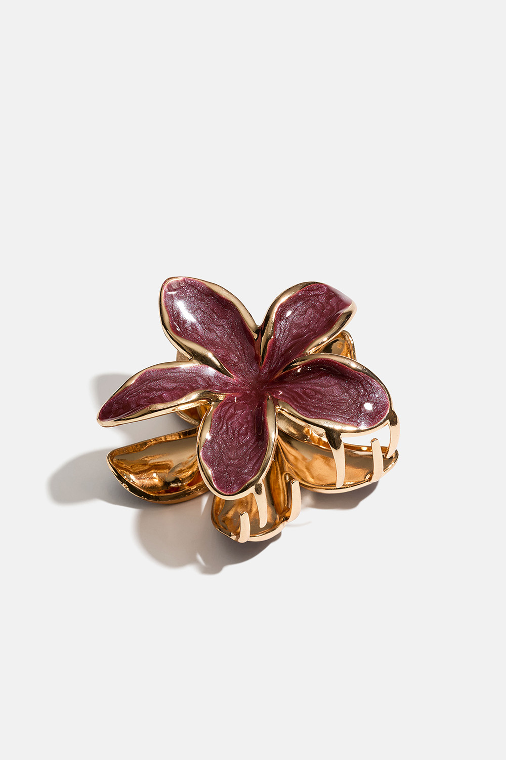 Vinröd blomformad hårklämma i guldfärgad metall