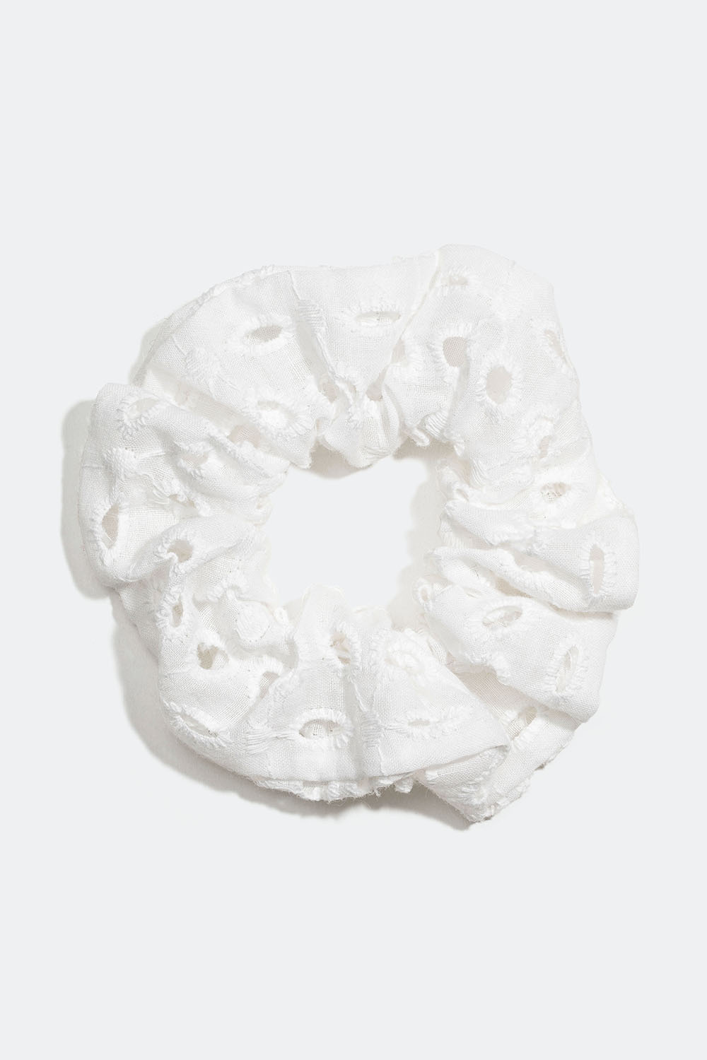 Vit scrunchie med broderi mönster
