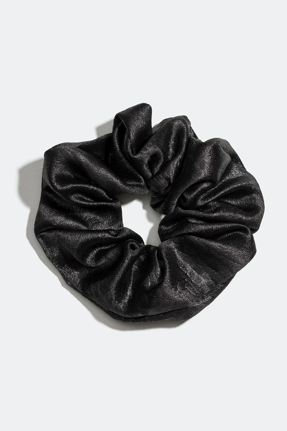 Svart glansig scrunchie