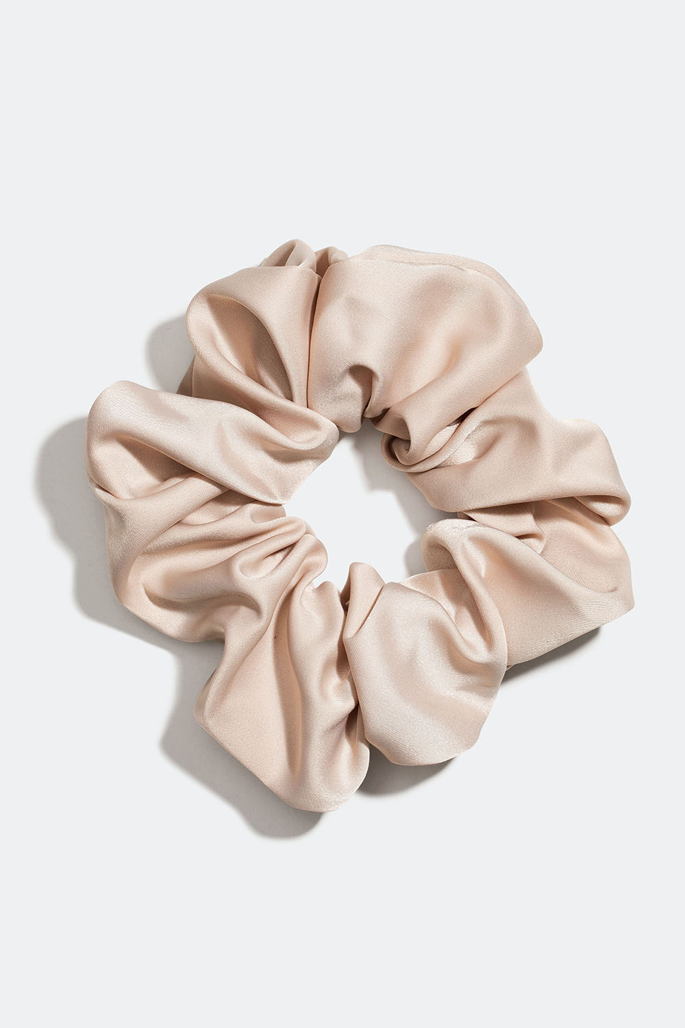 Beige scrunchie i sidenimitation