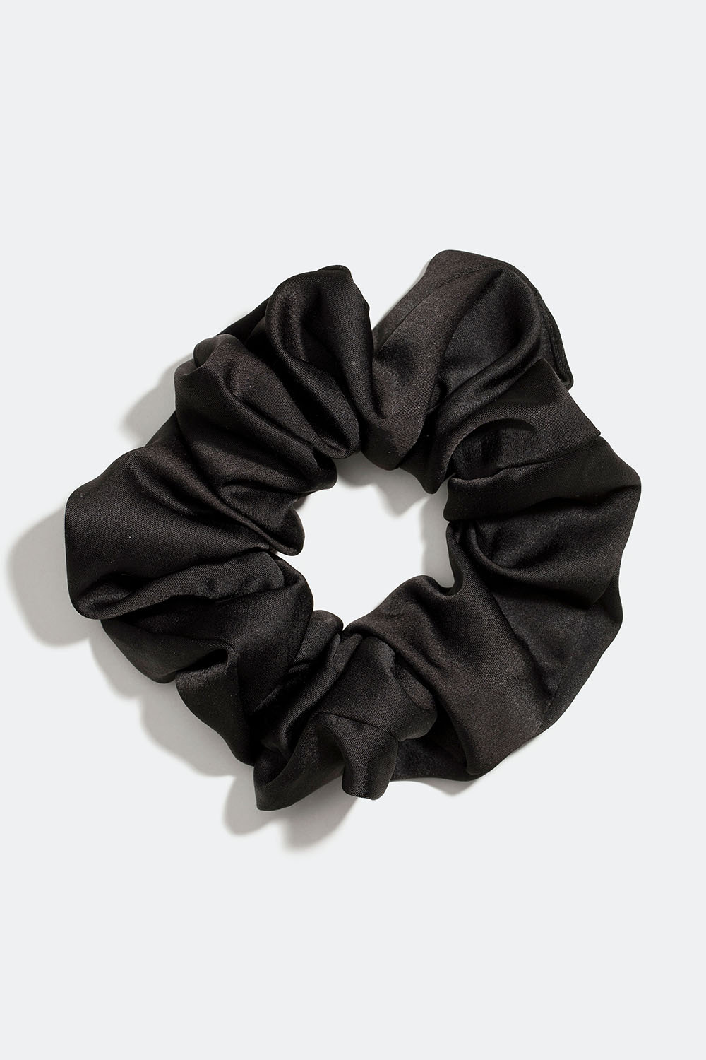 Svart scrunchie i sidenimitation