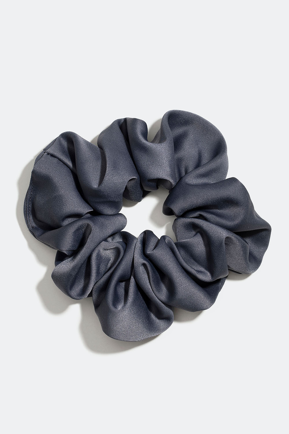 Grå scrunchie i sidenimitation