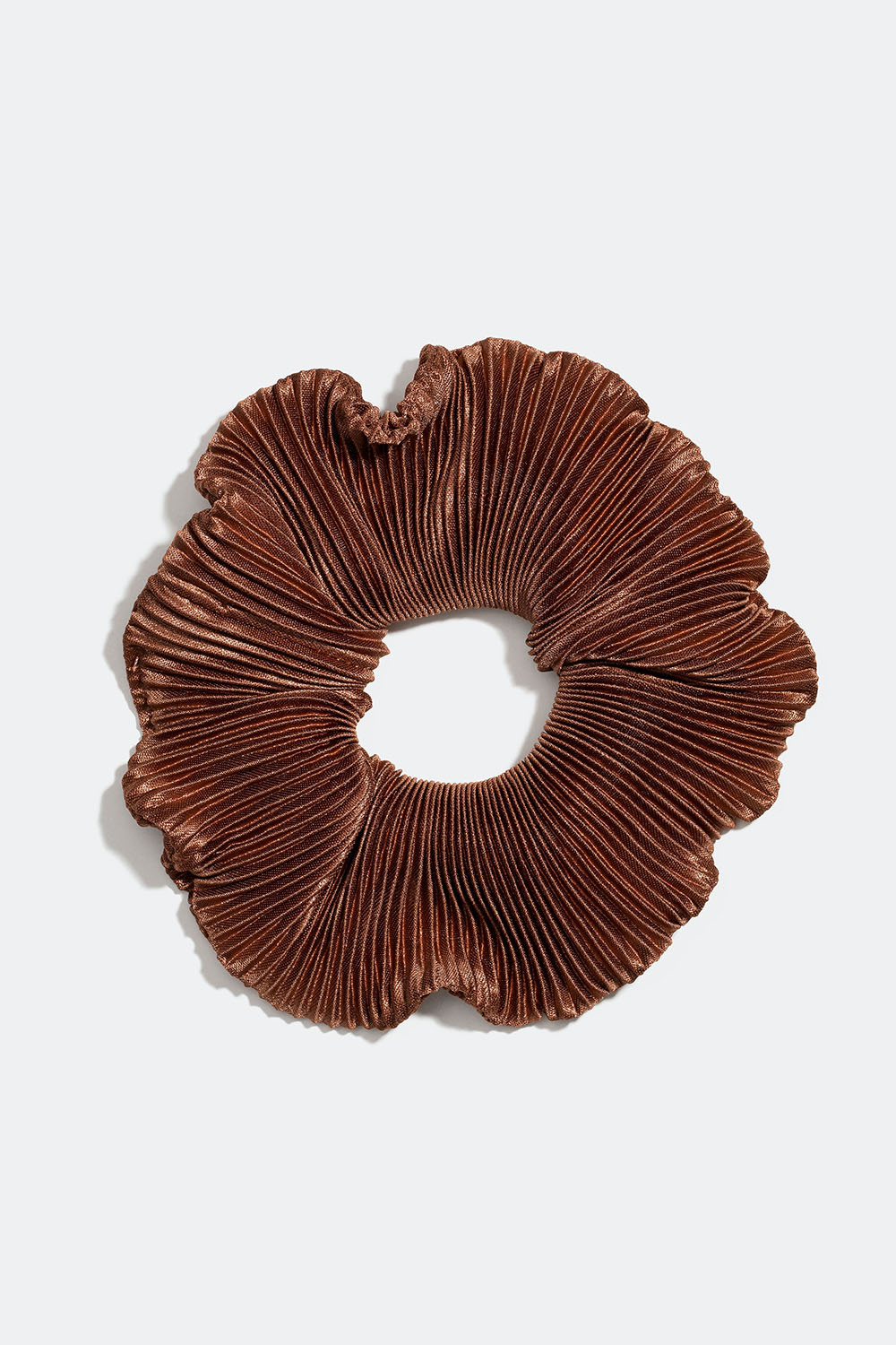 Brun scrunchie i plisserad sidenimitation