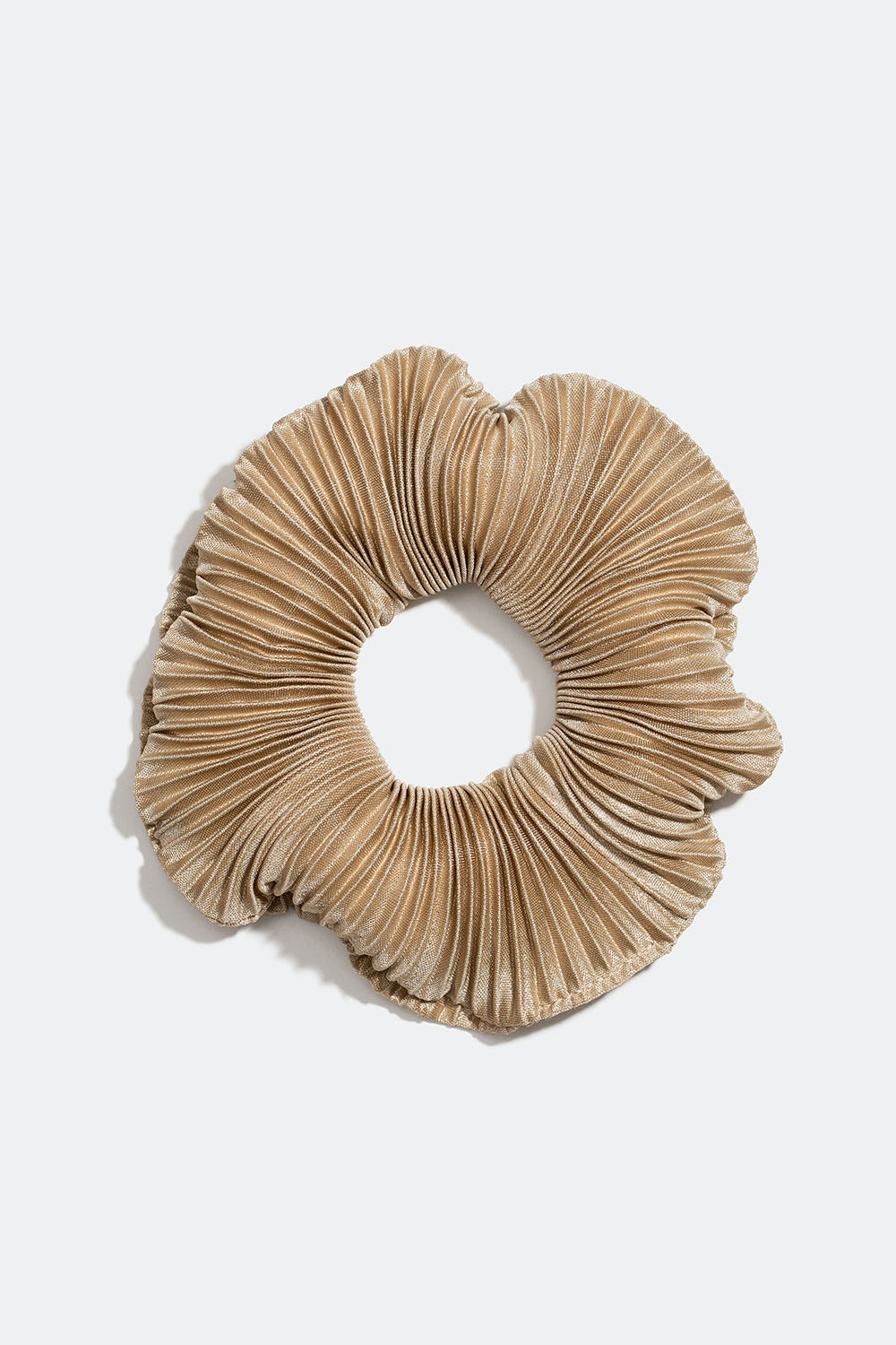 Beige scrunchie i plisserad sidenimitation