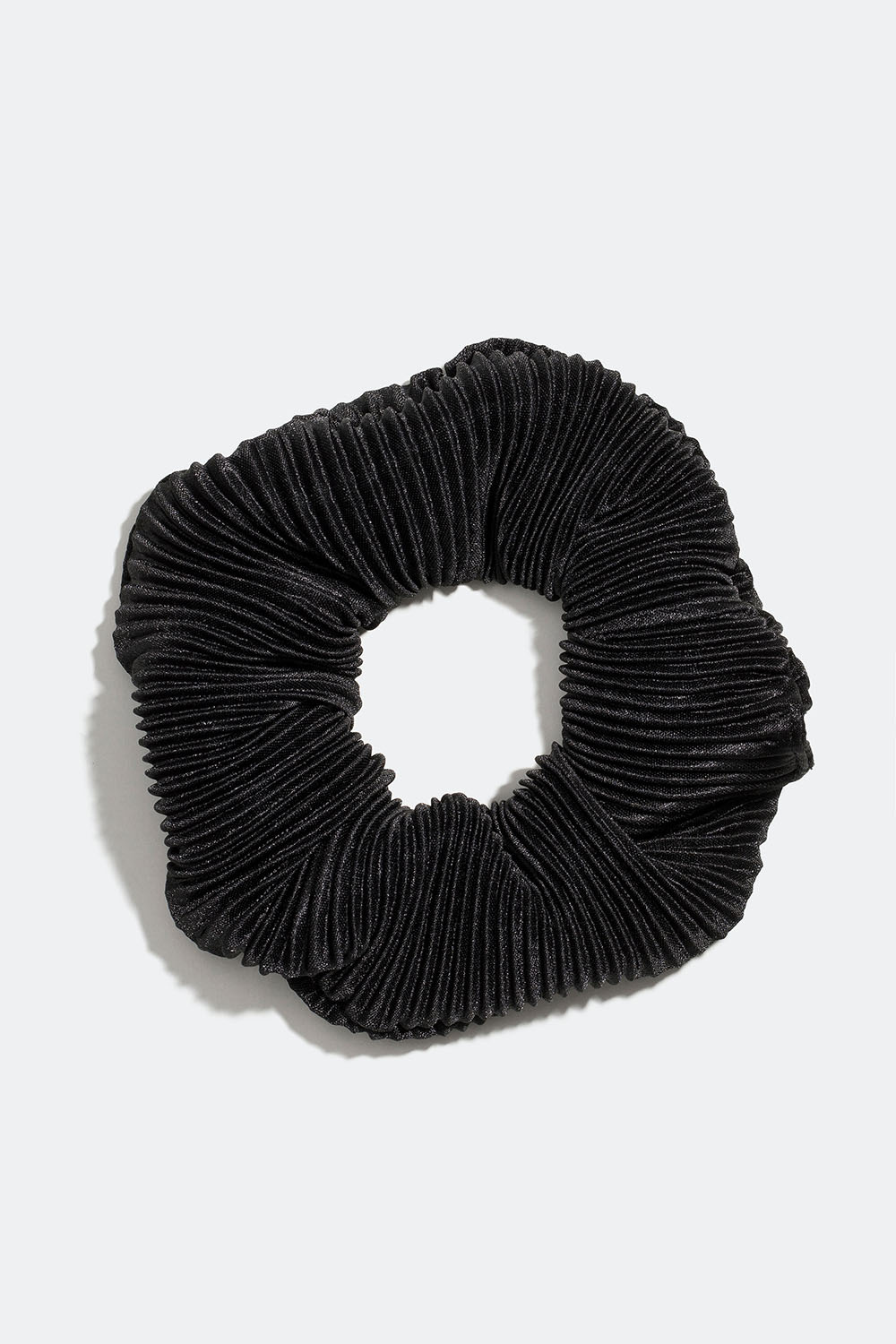 Svart scrunchie i plisserad sidenimitation