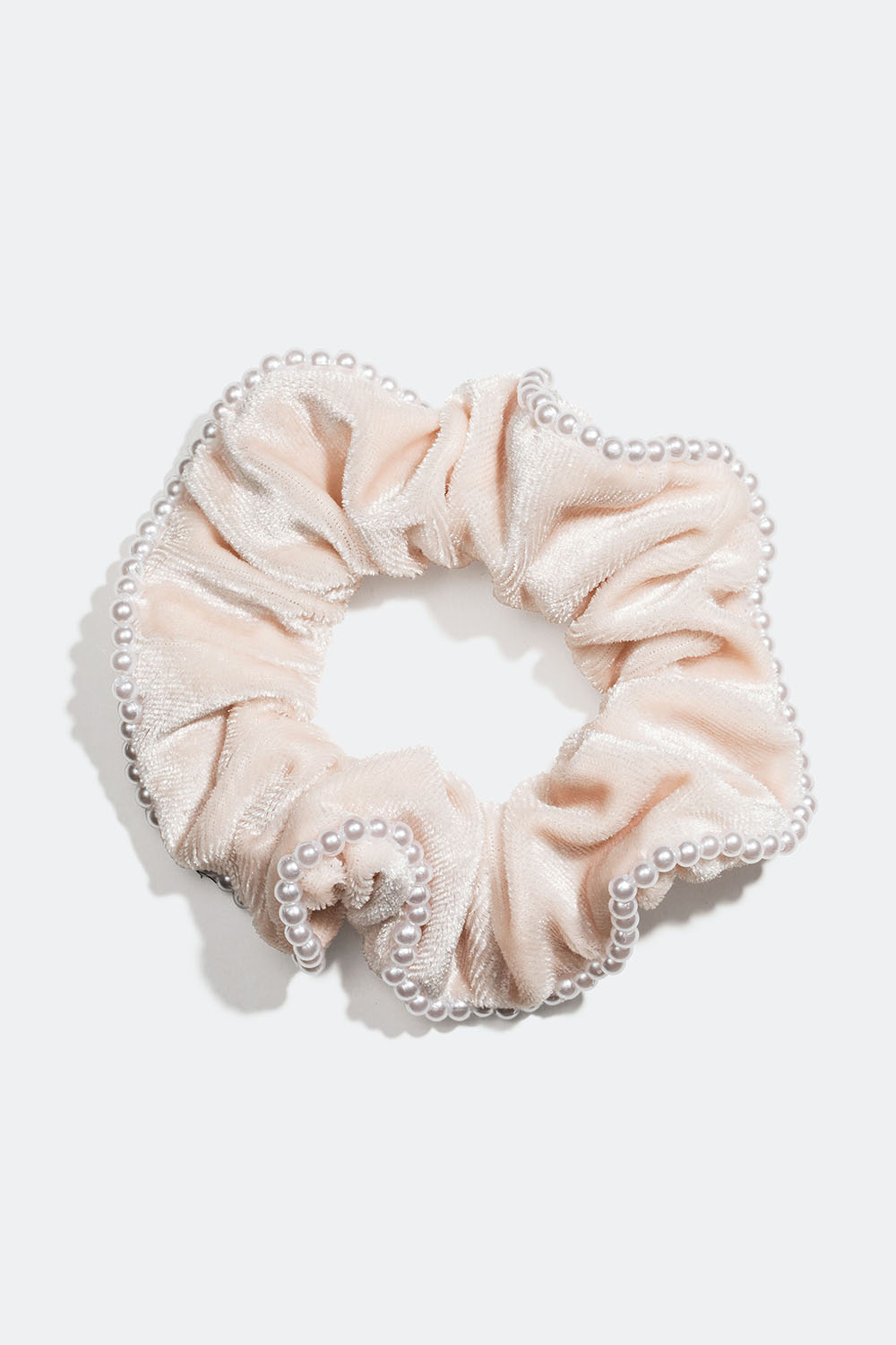 Beige scrunchie i sammetsimitation med vita pärlor