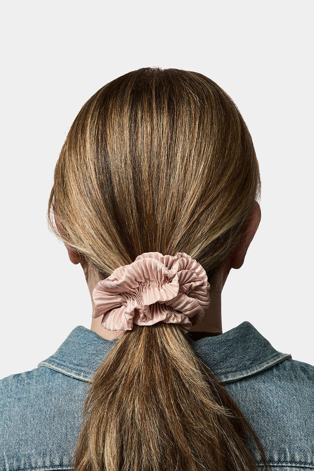 Rosa plisserad scrunchie med volanger