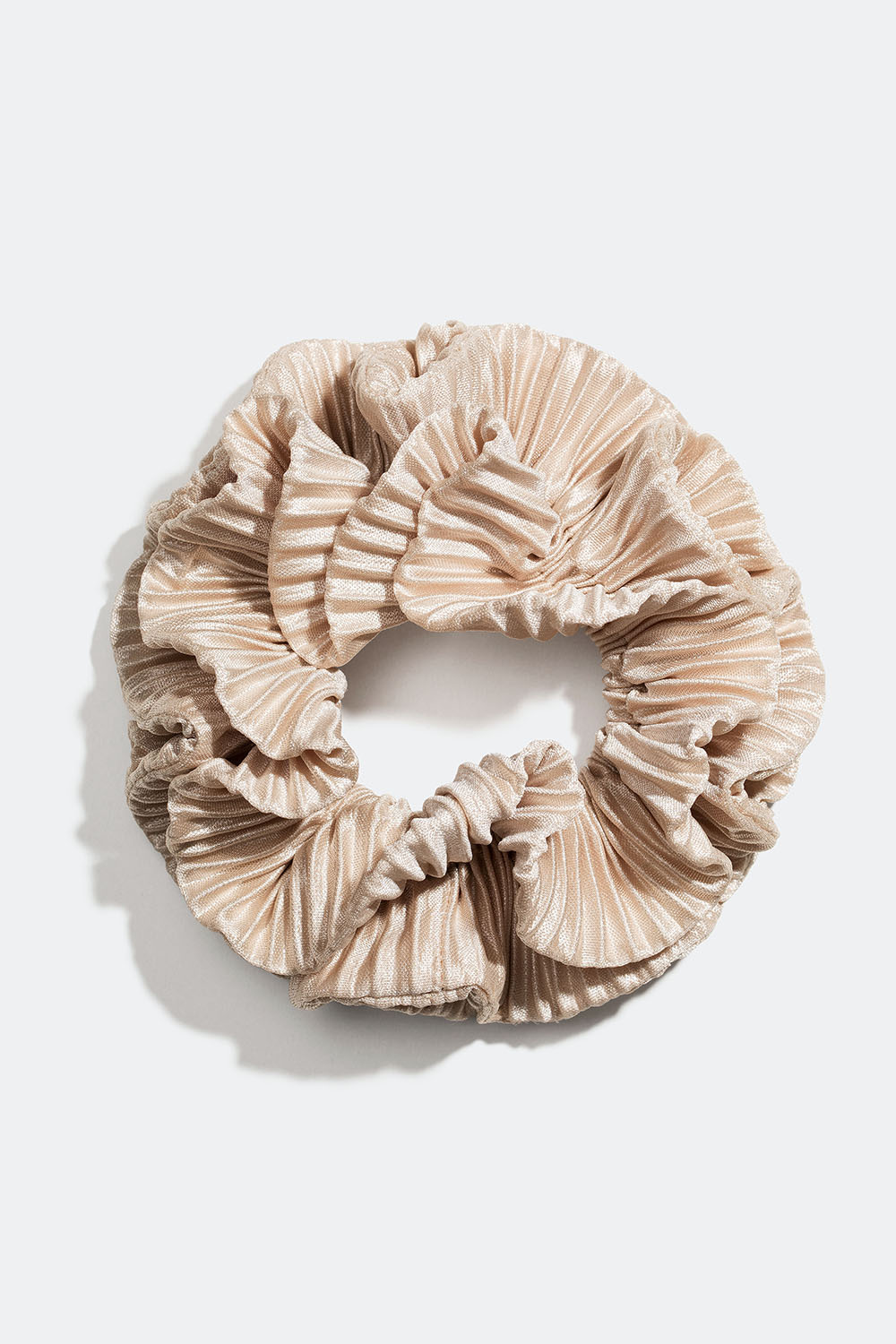 Beige scrunchie med volanger i plisserad sidenimitation
