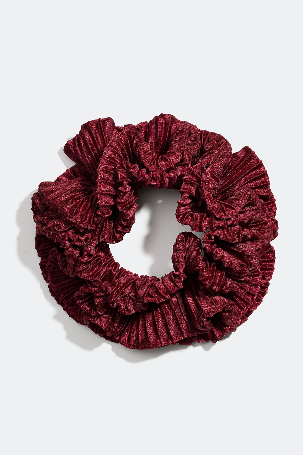 Mörkröd scrunchie med volanger i plisserad sidenimitation