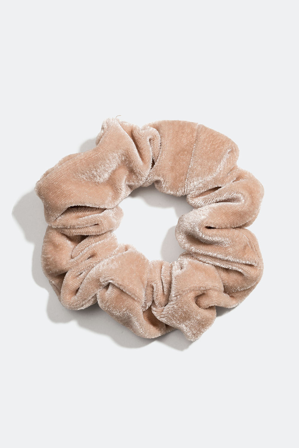 Beige scrunchie i sammetsimitation
