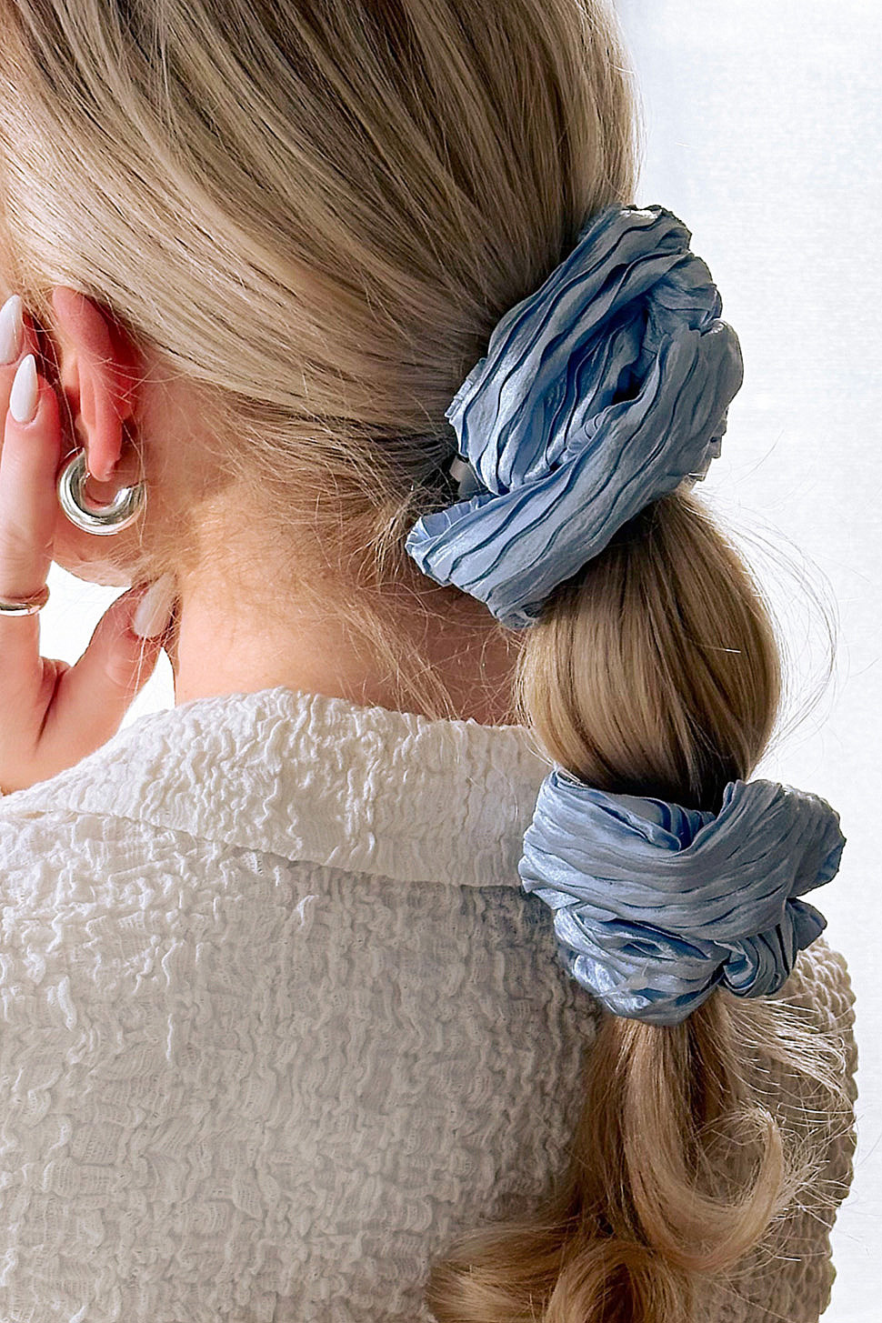 Stor blå scrunchie med plisserat tyg