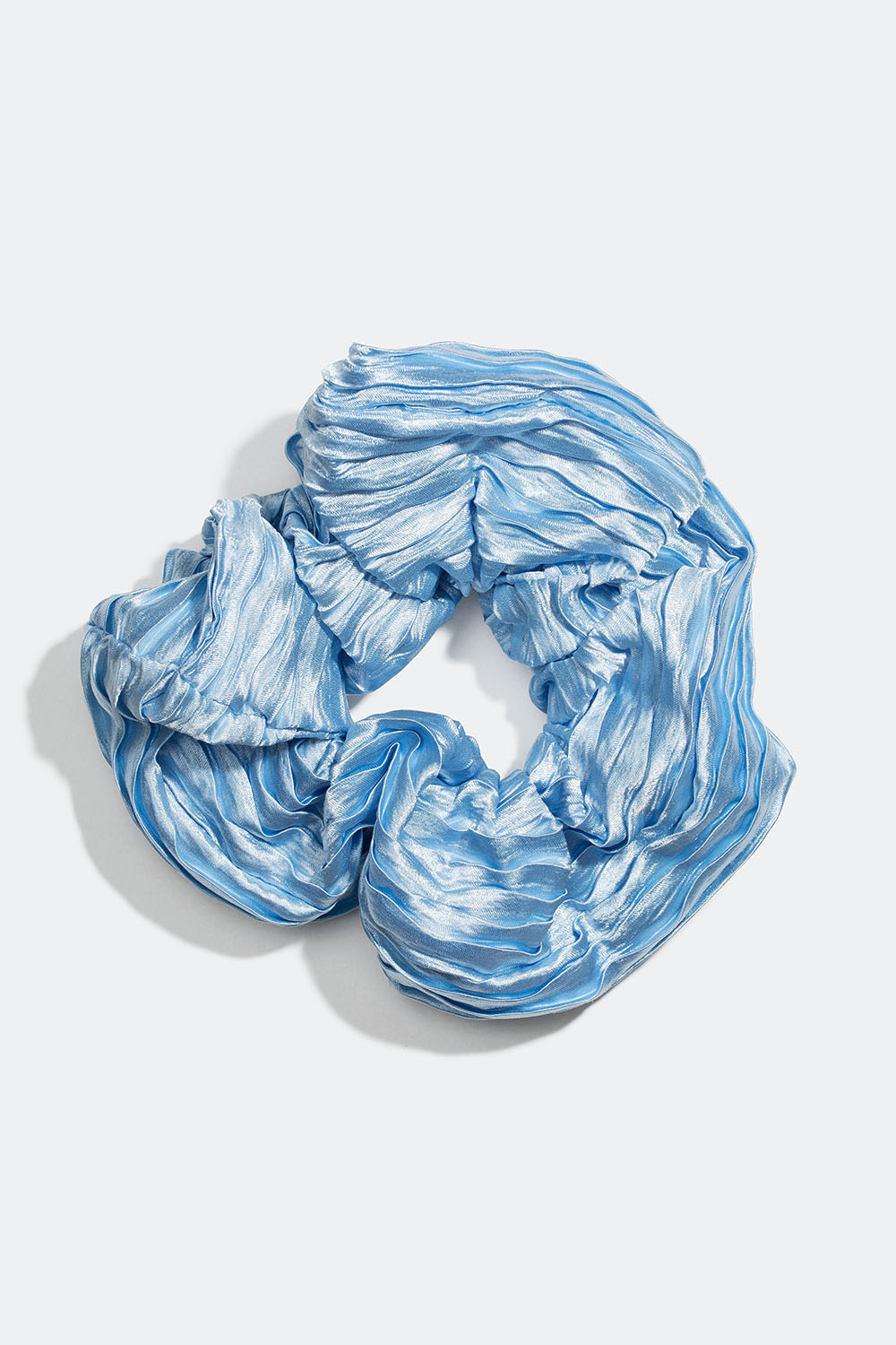 Stor blå scrunchie med plisserat tyg