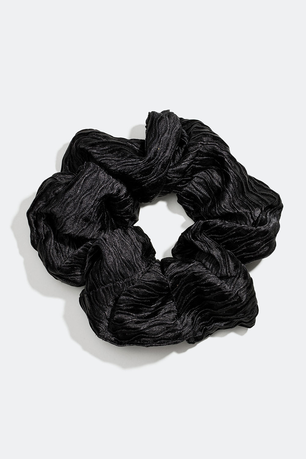 Stor svart scrunchie med plisserat tyg