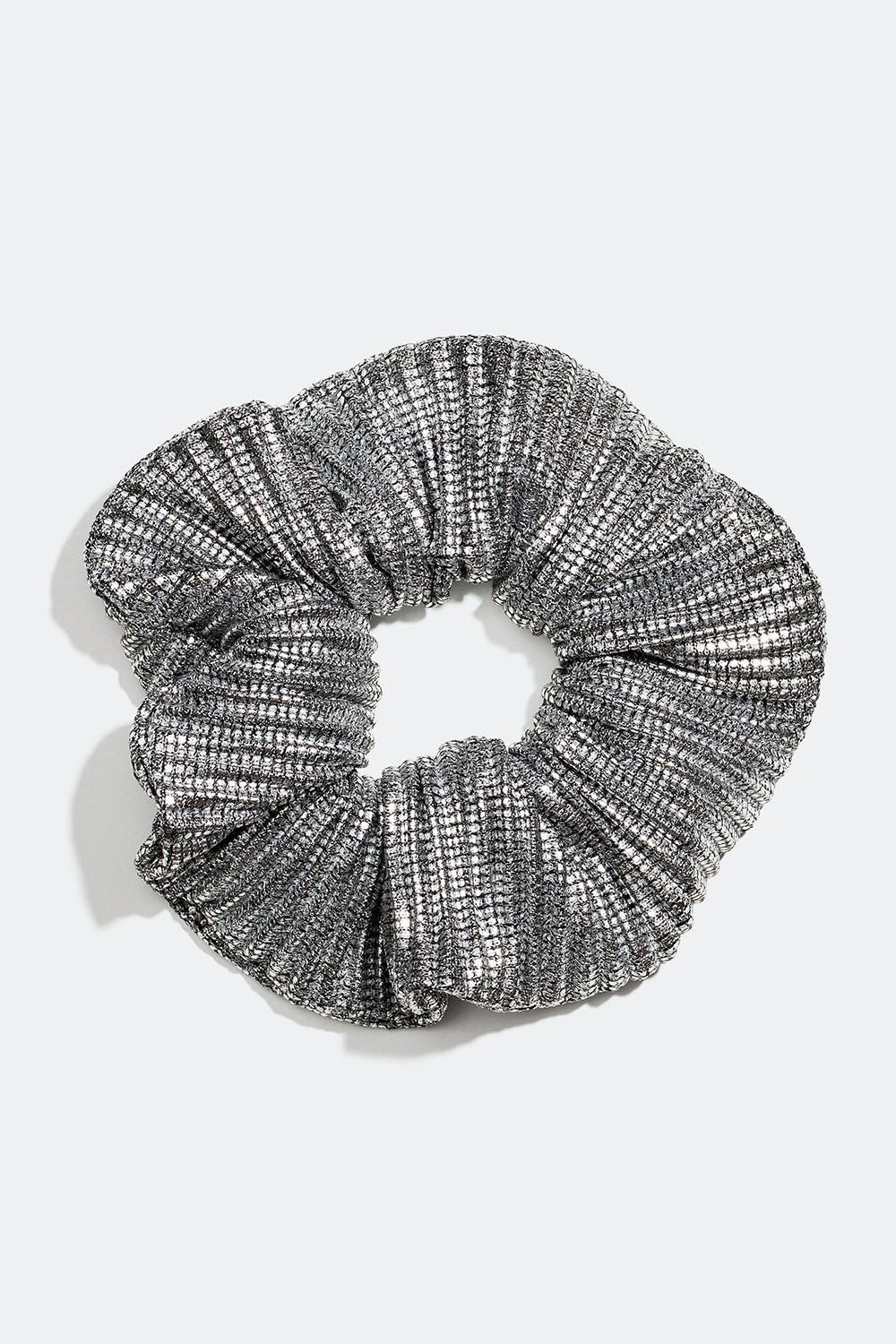 Plisserad scrunchie i silvrig metallic