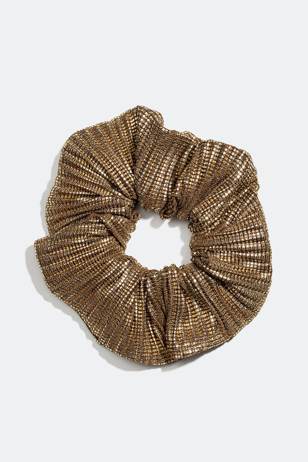 Plisserad scrunchie i guldig metallic