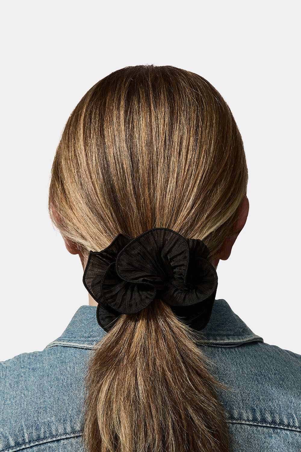 Svart scrunchie i plisserad organza