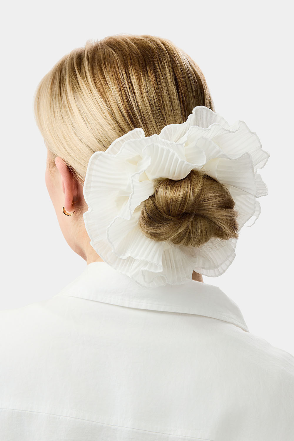 Vit volyminös scrunchie