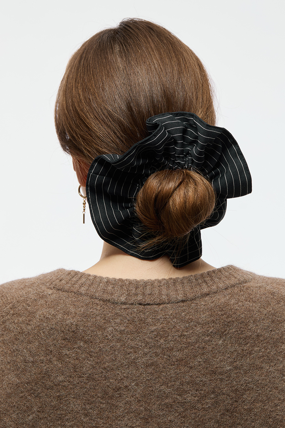 Stor kritstrecksrandig scrunchie