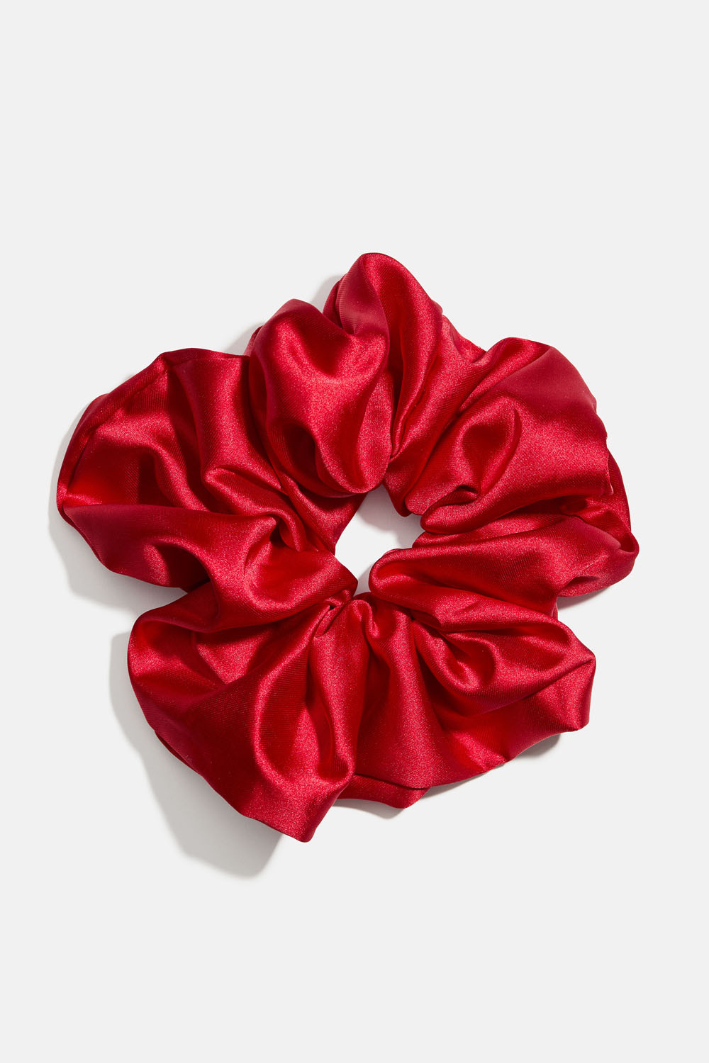 Röd scrunchie i glansigt tyg