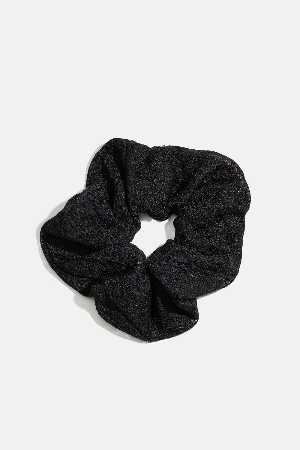 Svart scrunchie i mönstrat meshtyg