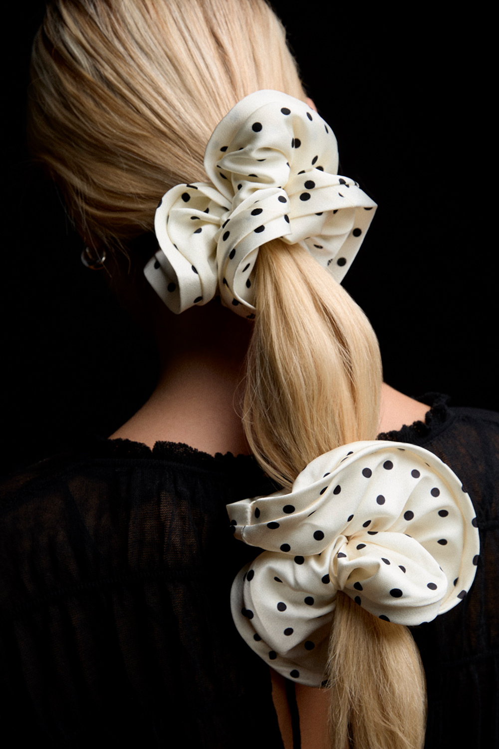 Stor vit scrunchie i sidenimitation med prickar