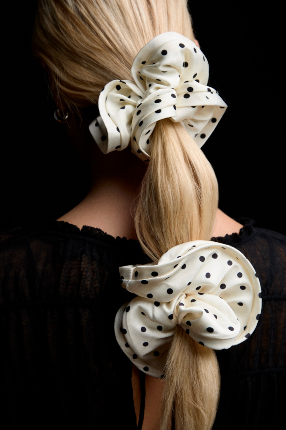 Stor vit scrunchie i sidenimitation med prickar