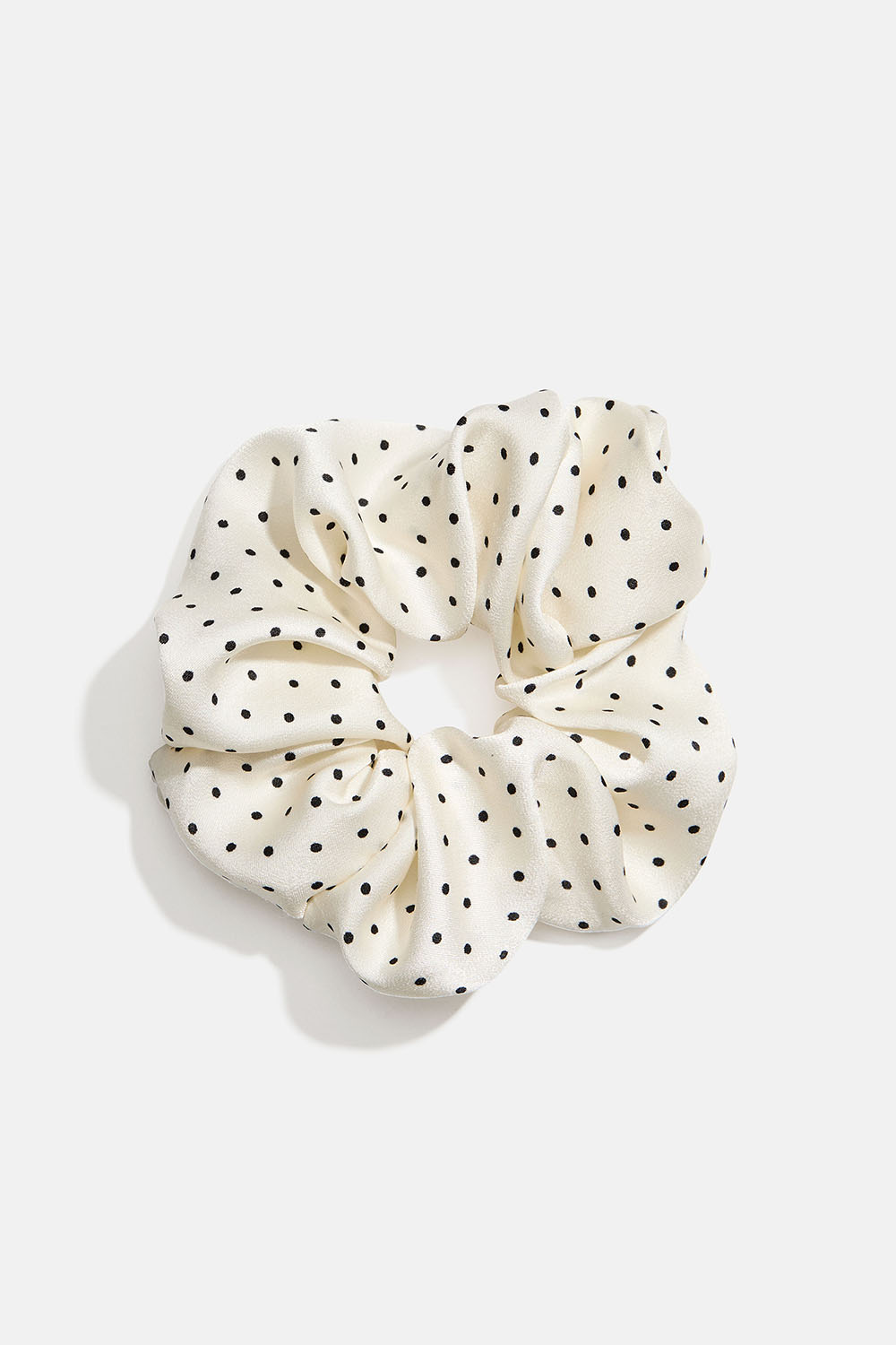 Vit scrunchie i sidenimitation med svarta prickar