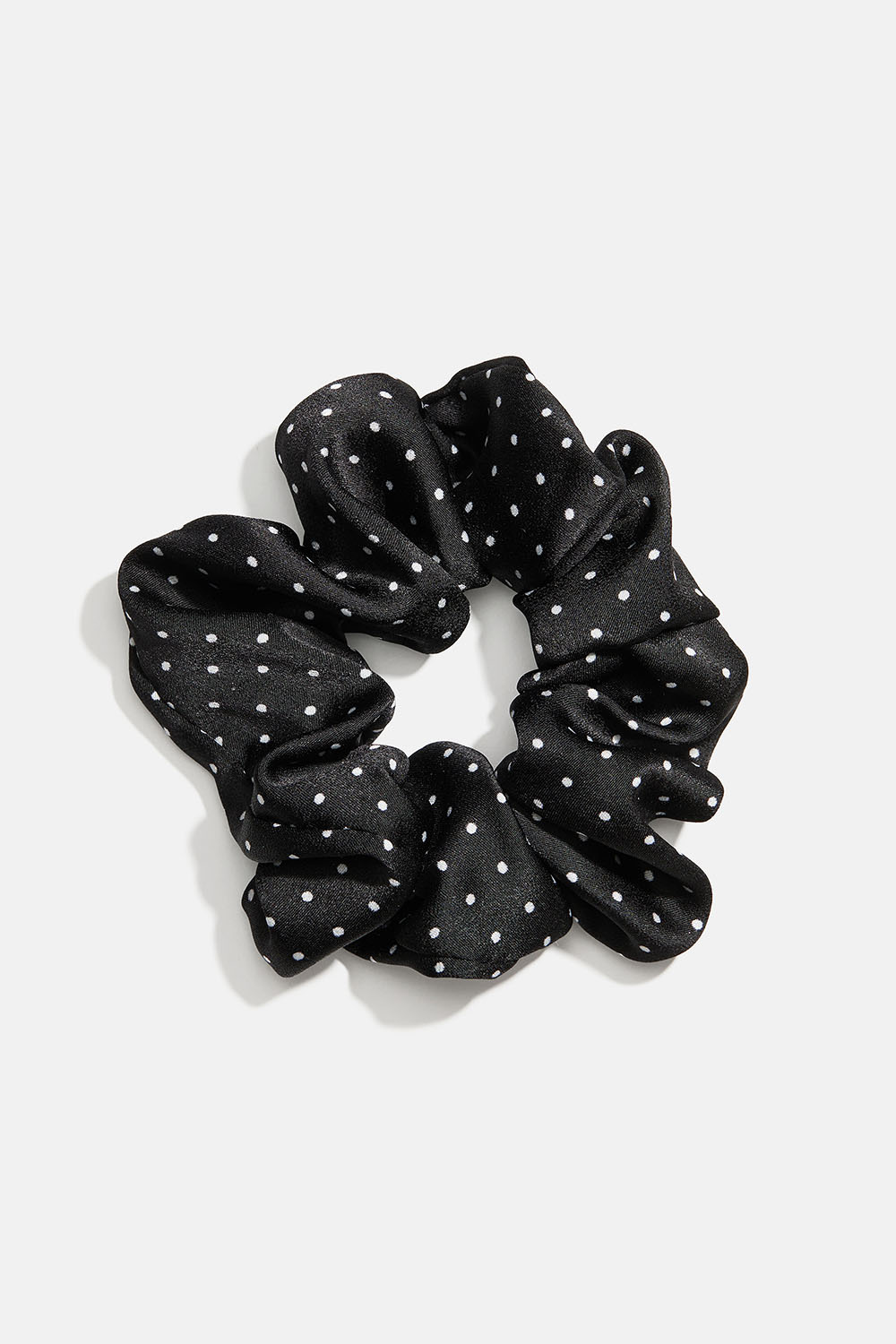 Svart scrunchie i sidenimitation med vita prickar