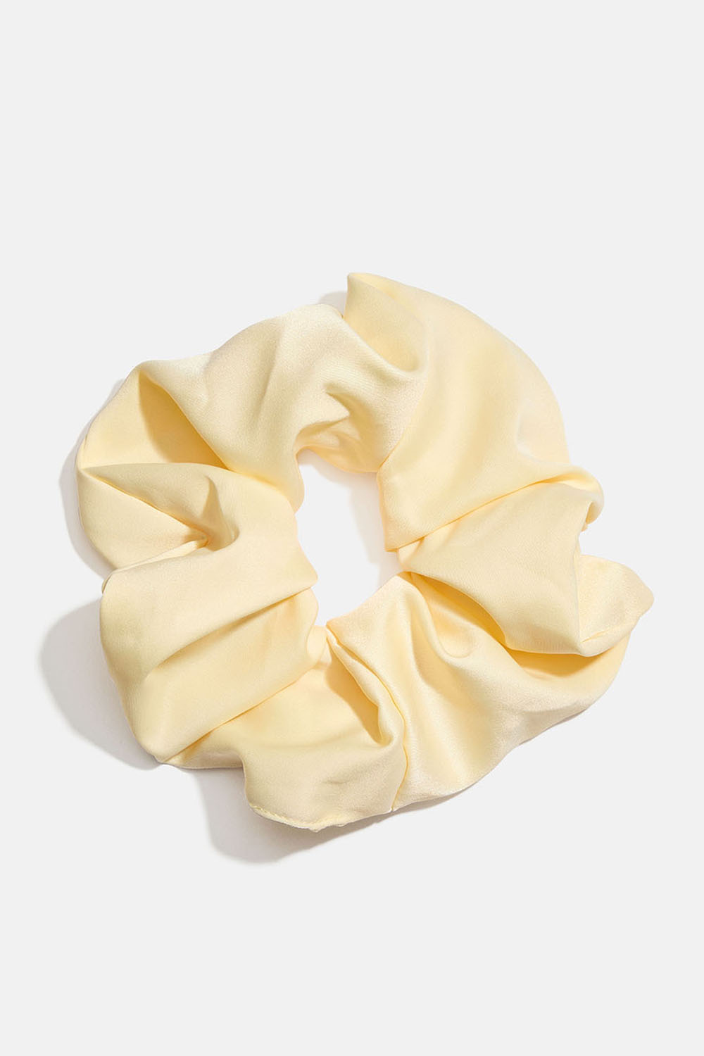 Gul scrunchie i sidenimitation
