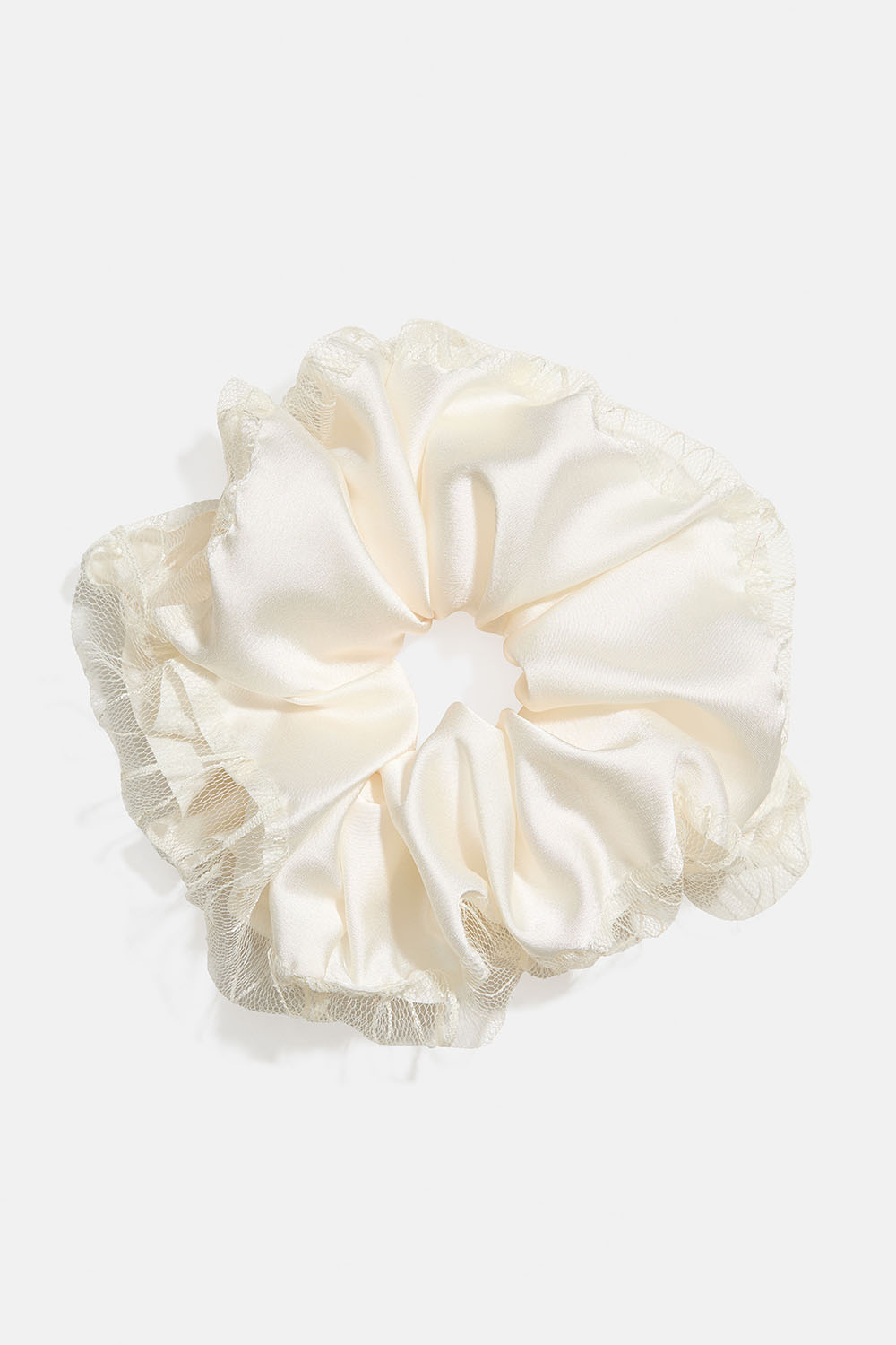 Vit scrunchie i sidenimitation och spetsdetalj